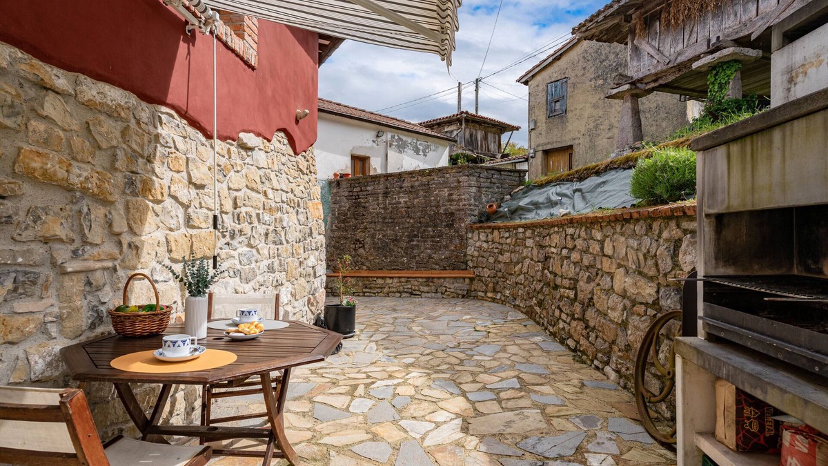 Tornon House | Holiday Home 'Casa Rural Adrimar' with Mountain Views, Wi-Fi and Air Conditioning