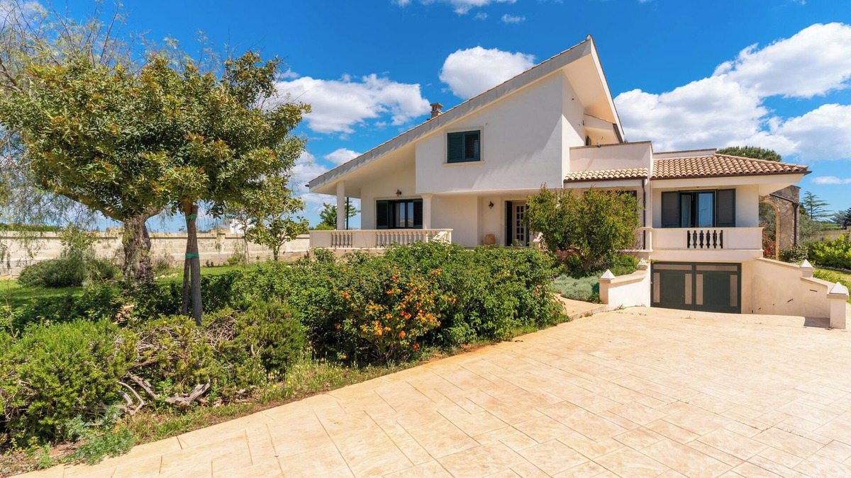 Spongano House | Holiday Home 'Casa Vacanze Le Giuggiole' with Private Terrace, Wi-Fi and Air Conditioning