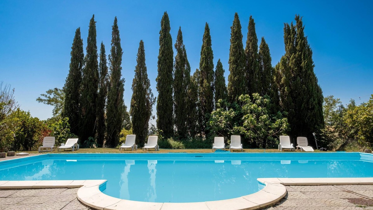 Piancastagnaio Villa | Holiday Home 'Casale I Cascetti' with Pool, Garden & Wi-Fi