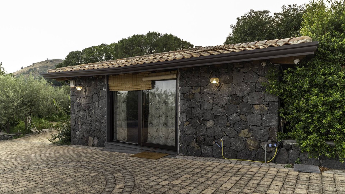 Viagrande House | Holiday Home Casetta delle Rose with A/C and Wi-Fi