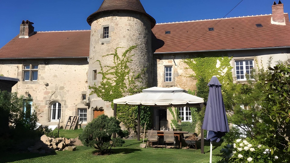 Le Grand-Bourg House | Holiday Home 'Chez Poton' with Private Terrace, Private Garden and Wi-Fi