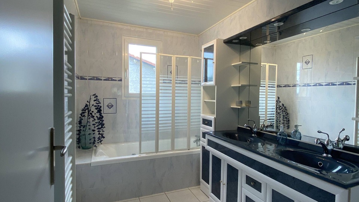 Vabres House | Holiday Home 'Chez Alex Et Oliv' with Mountain View, Private Terrace and Shared Garden