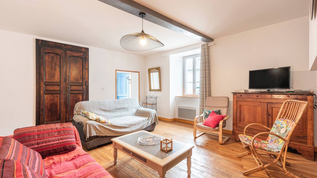 Heches House | Holiday Home 'Chez Bob' with Mountain View and Wi-Fi