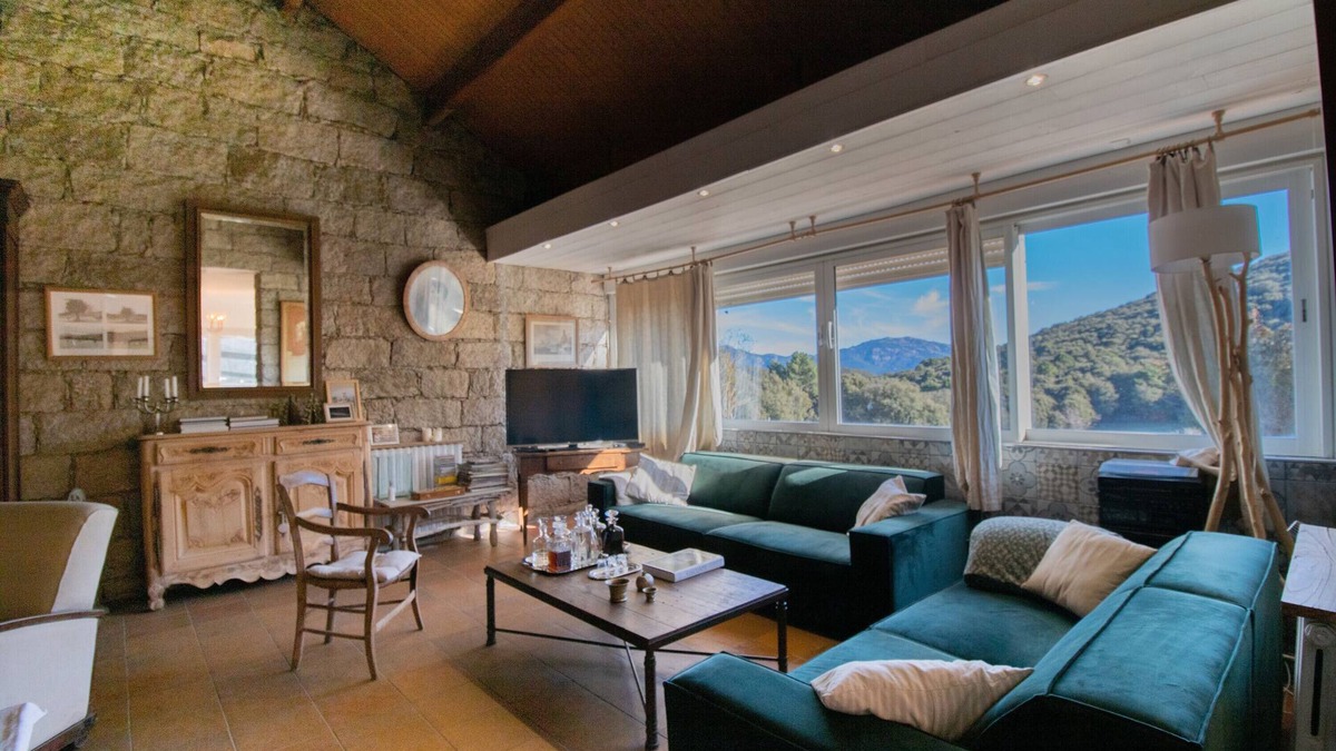 Levie House | Holiday Home 'Chez Jean Viti' with Private Garden and Wi-Fi