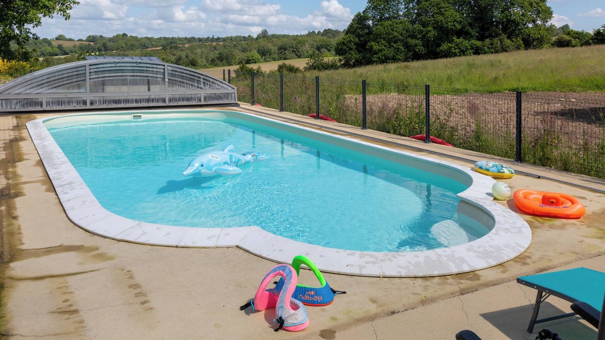 Meslan House | Holiday Home 'Chez Lili' with Shared Indoor Pool