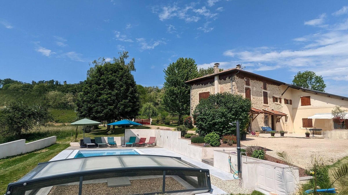 Montmiral House | Holiday Home 'Chez Nancy' with Mountain View, Private Pool and Wi-Fi