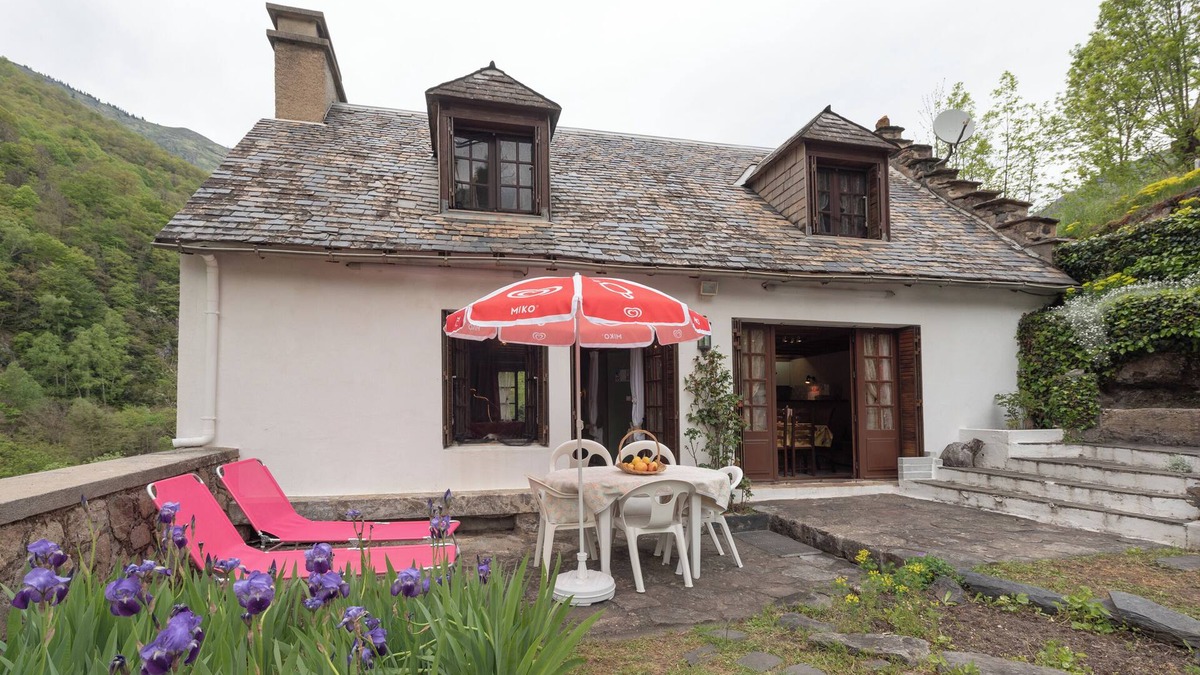 Gedre House | Holiday Home 'Cottage Au Calme' with Mountain View, Private Terrace and Private Garden