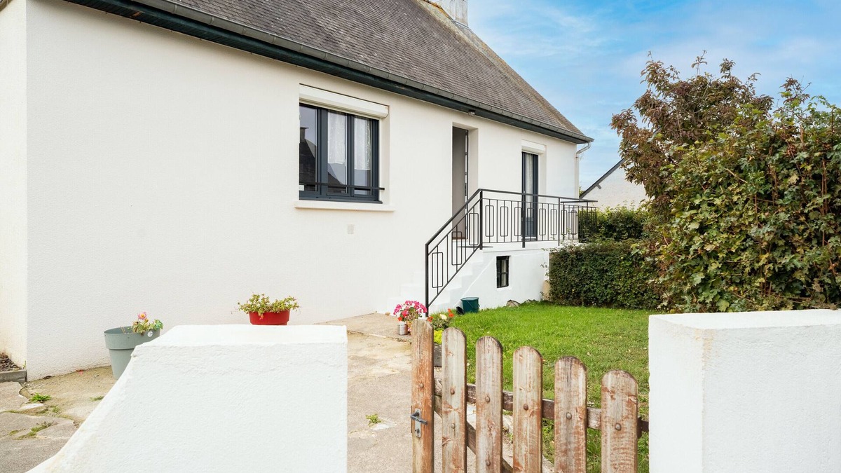 Sevignac House | Holiday Home 'De L'enclume' with Private Garden, Balcony and Wi-Fi