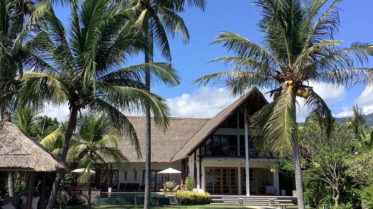 Gerokgak Villa | Holiday home directly on the north Bali beach, including staff
