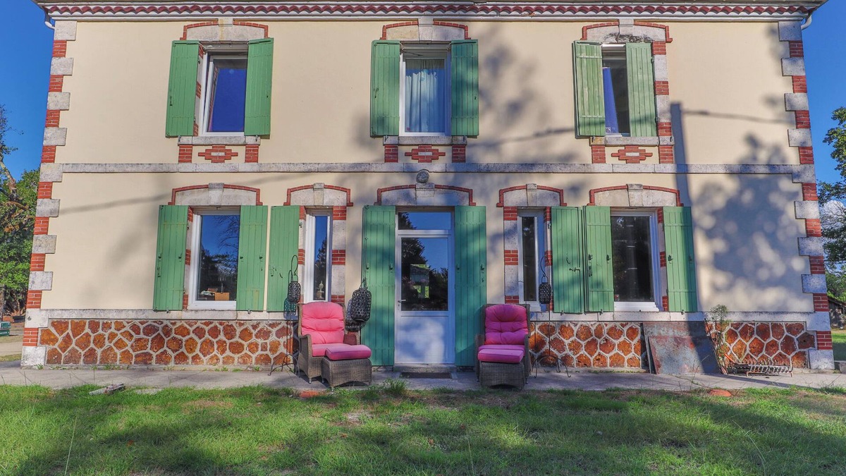 Trensacq House | Holiday Home 'Domaine Les Maisons Des Houssats' with Shared Pool, Private Terrace and Wi-Fi