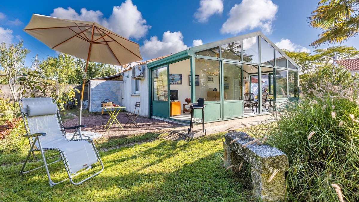 Challans House | Holiday Home 'Du Peintre' with Private Terrace, Wi-Fi and Air Conditioning