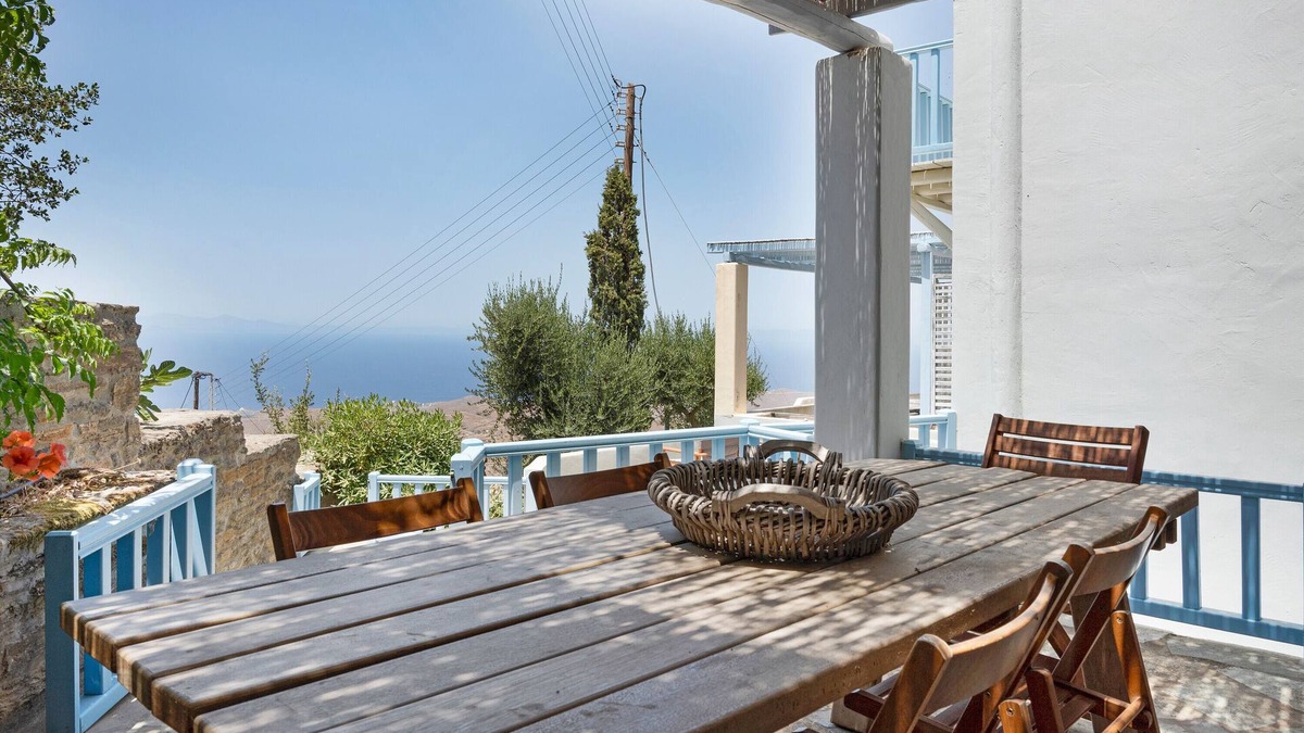 Ioulida House | Holiday Home 'Efrossyni House' with Sea View, Private Garden and Wi-Fi