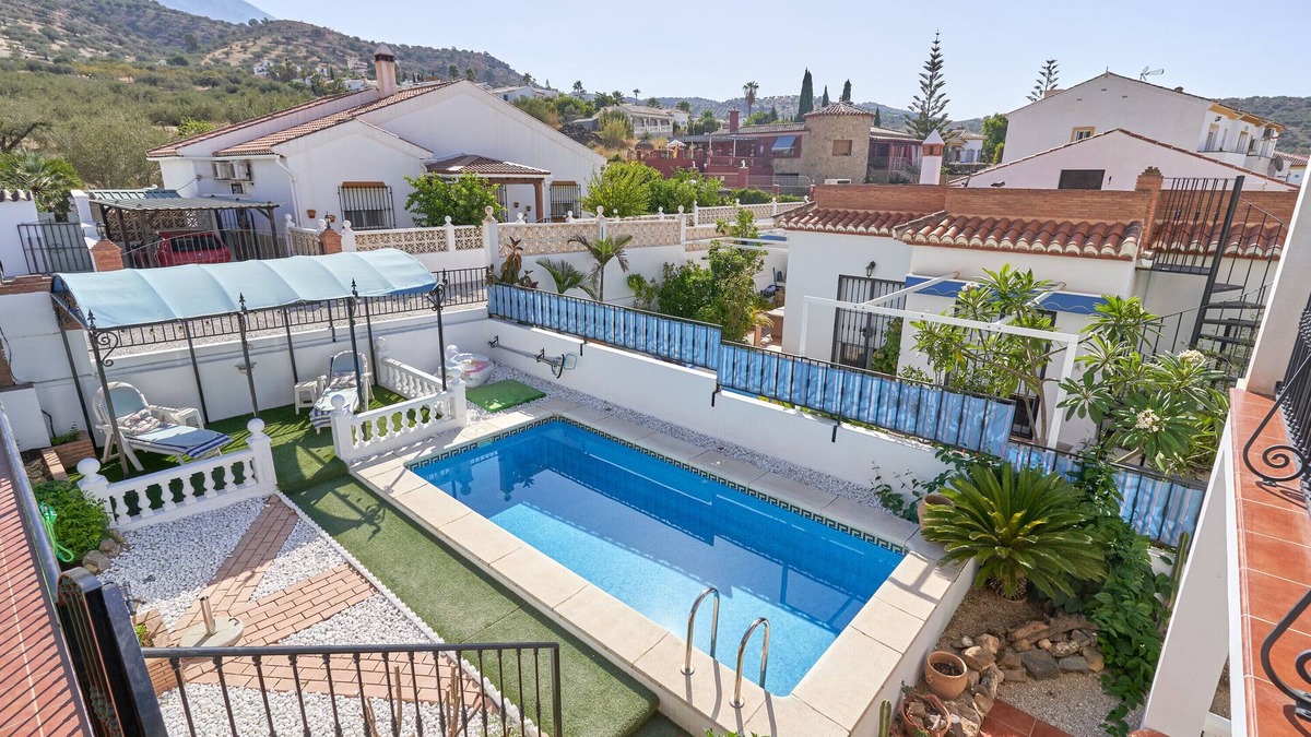 Puente de Salia House | Holiday Home 'El Escondite' with Private Pool, Wi-Fi and Air Conditioning