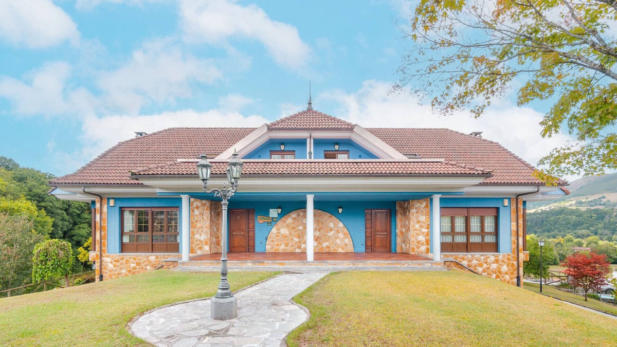 Sevares House | Holiday Home 'El Pongallin' with Lake Views, Private Terrace and Wi-Fi