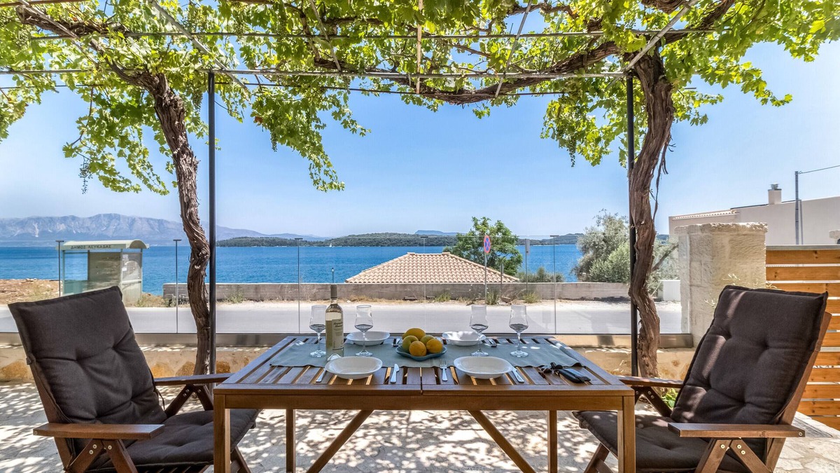 Perigiali House | Holiday Home 'Elia Perigiali Lefkada' with Sea View, Wi-Fi and Air Conditioning