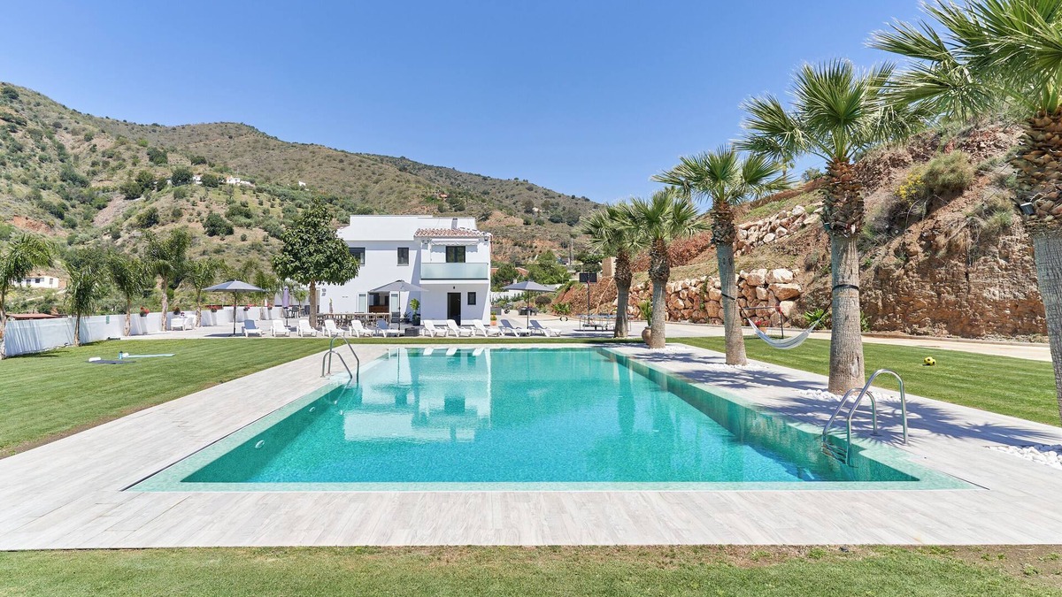 Totalan House | Holiday Home Era del Puerto 3 with Mountain View, Shared Pool & Wi-Fi