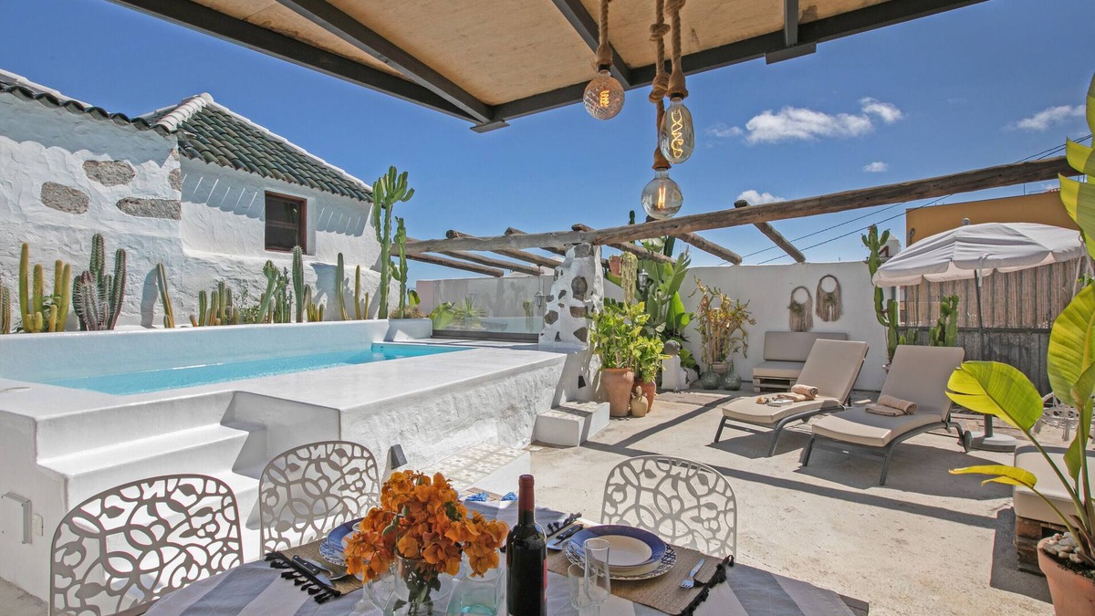 El Guincho House | Holiday Home "Casa Pedro" with Terraces, Panoramic Sea View and Wood Stove