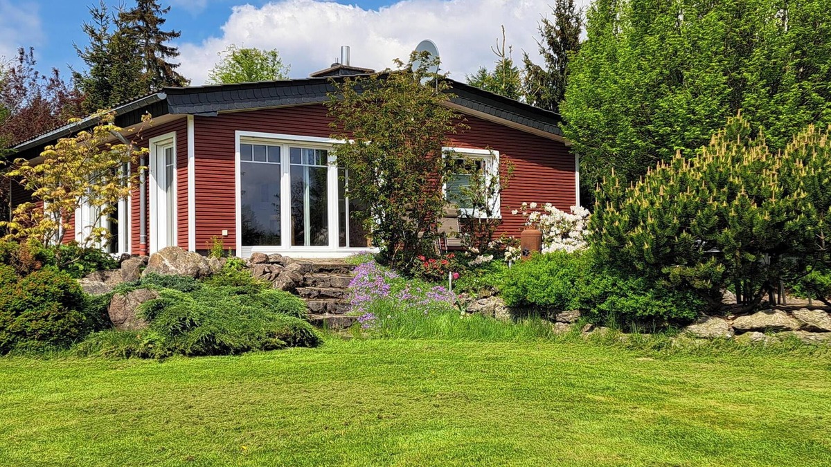 Usseln House | Holiday Home 'Ferienhaus Chalet Bergblick' with Mountain View, Private Terrace and Wi-Fi