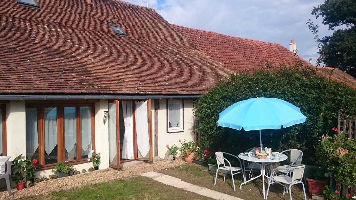 Noyant-Villages Apartment | Holiday home for 4, heated pool, games room, garden.Central for main attractions