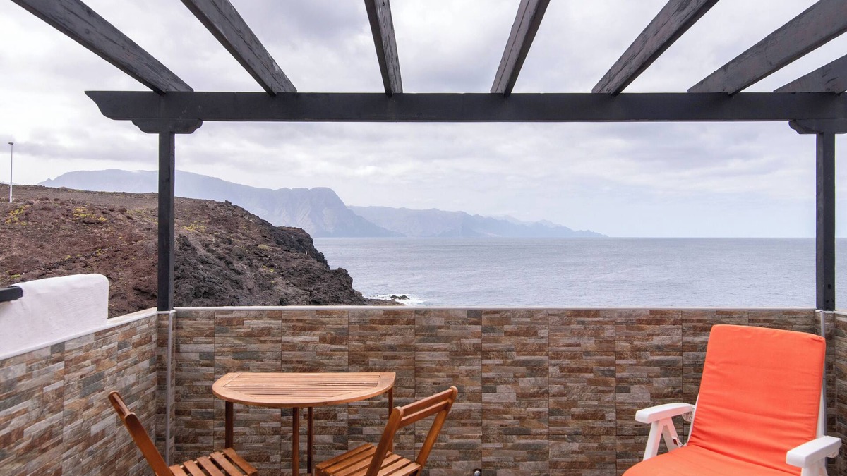 Galdar House | Holiday Home "Faro de Sardina Frente al Mar" with Sea View, Pool & Wi-Fi