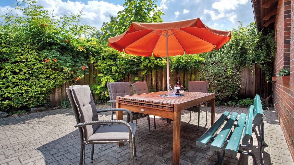 Bugewitz House | Holiday Home 'Ferienhaus Dorfidyll' with Private Terrace, Private Garden and Wi-Fi