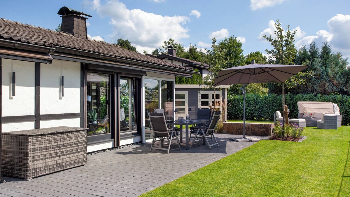 Feriendorf Hennesee House | Holiday Home 'Ferienhaus Sauerland Am Hennesee' with Lake View, Private Terrace and Wi-Fi