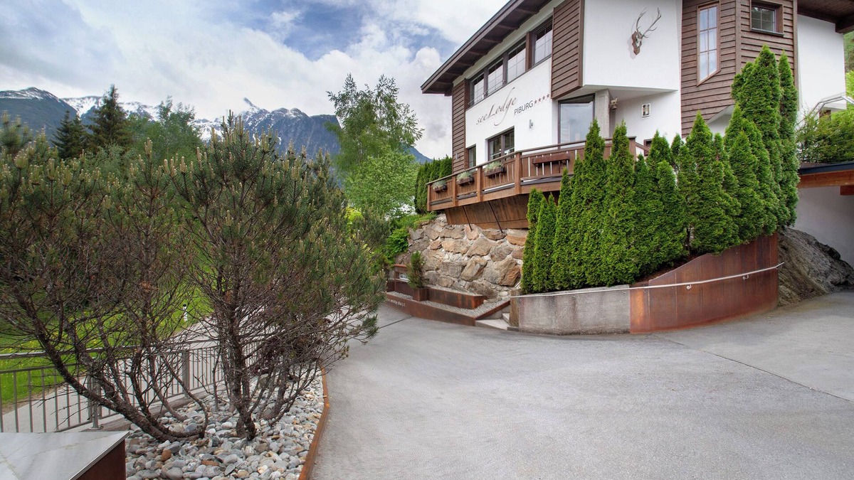Oetz House | Holiday Home 'Ferienhaus Plattner' with Mountain View, Private Terrace and Wi-Fi