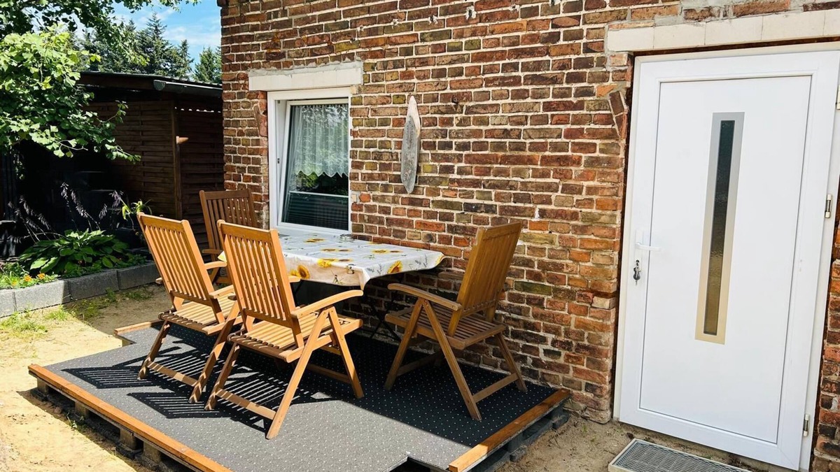 Neuruppin House | Holiday Home 'Ferienwohnung Neuruppin' with Private Terrace and Wi-Fi