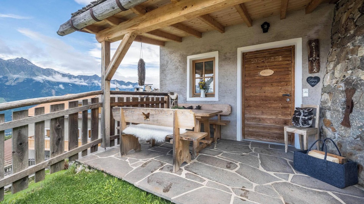 Lagundo House | Holiday Home “Fichtnhittl” with Mountain View, Wi-Fi, Balcony, Terrace & Garden