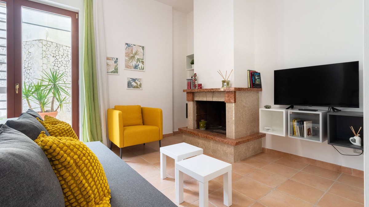 Adelfia House | Holiday Home 'Fiordiloto Apartment' with Private Terrace, Wi-Fi and Air Conditioning