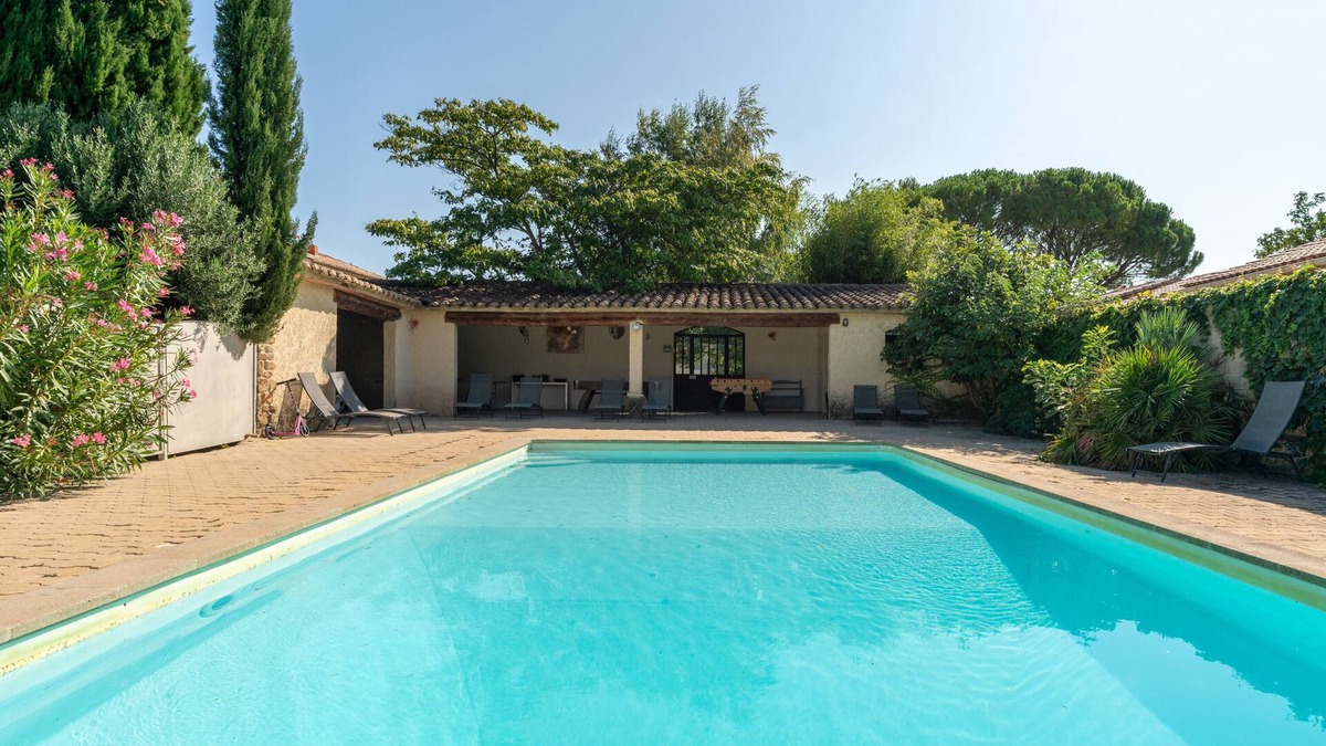 Camaret-sur-Aigues Villa | Holiday Home 'Le Gîte De Tante Berthe' with Mountain View, Private Pool and Wi-Fi