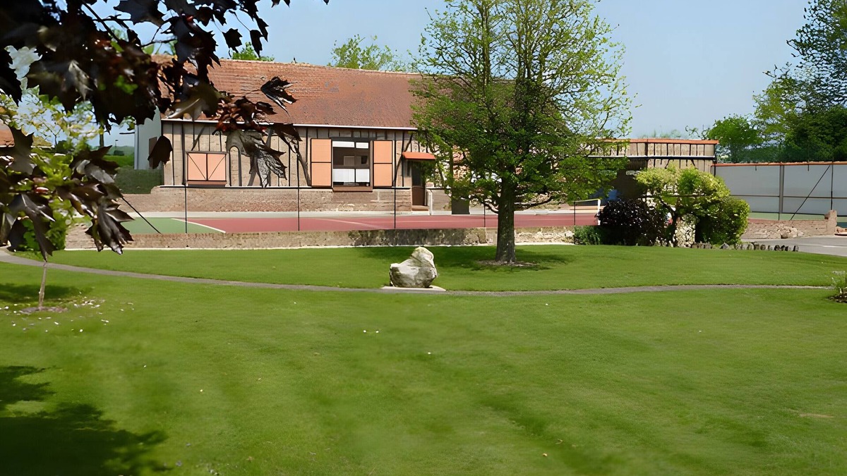 Domart-en-Ponthieu House | Holiday Home 'Domaine De L'olympe' with Wi-Fi