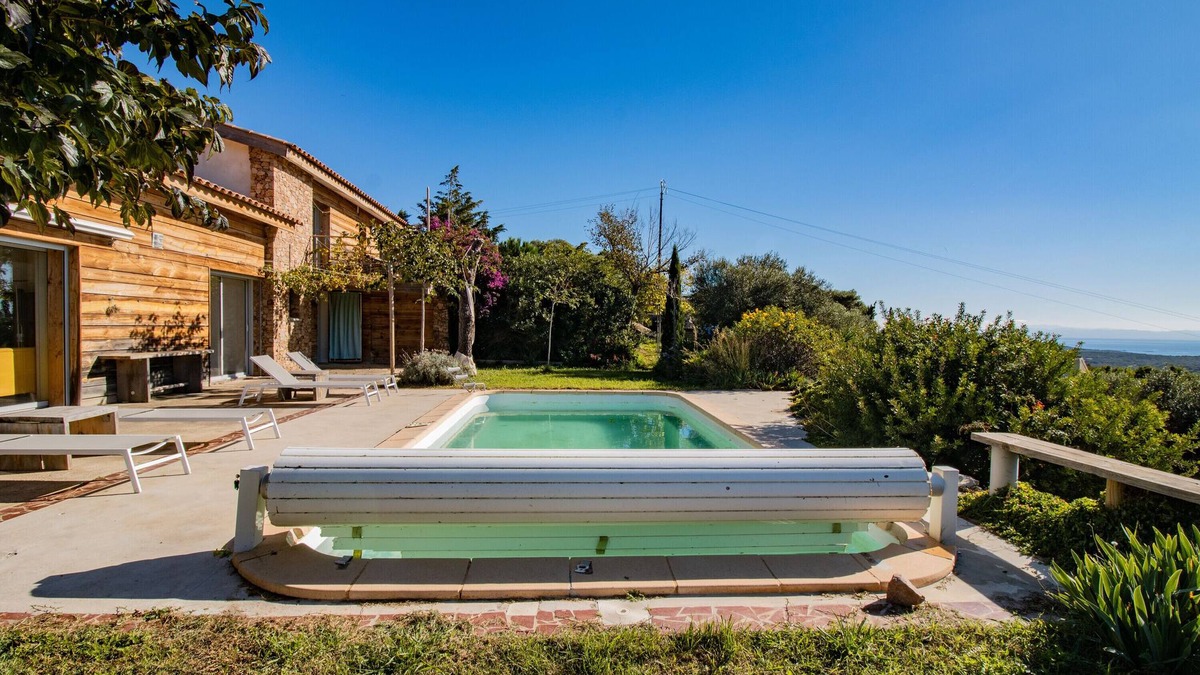 Monacia-d'Aullene House | Holiday Home 'Maison Aux Vents' with Sea View, Wi-Fi and Air Conditioning
