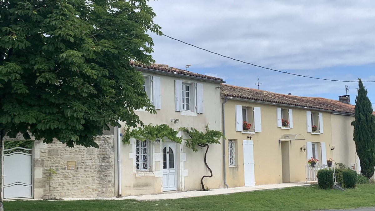 Montignac-Charente House | Holiday Home 'La Maison De Joséphine' with Private Terrace and Wi-Fi