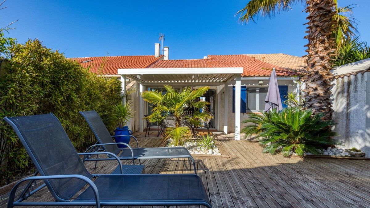 Palavas-les-Flots House | Holiday Home 'Les Palmiers' with Private Terrace, Wi-Fi and Air Conditioning