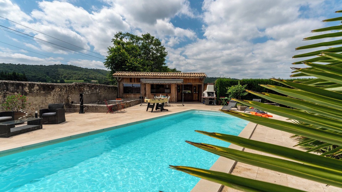 Pont-Saint-Esprit House | Holiday Home 'Mas De La Tontine' with Private Garden and Wi-Fi