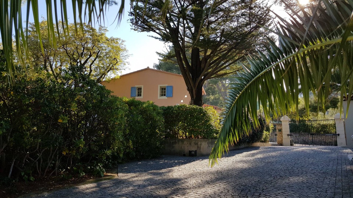 Saint-Cyr-sur-Mer Villa | Holiday home 300 m from the beach (up to 10 people)