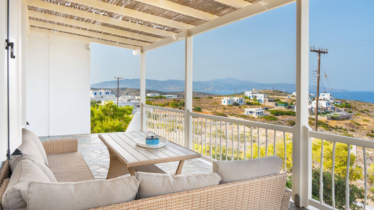 Ag. Georgios House | Holiday Home 'Gaia Seaview Residence Irakleia' with Sea View, Wi-Fi and Air Conditioning