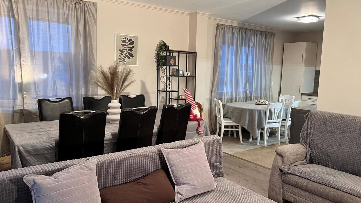 Juebek House | Holiday Home 'Geräumiges Haus Mit Viel Platz' with Private Terrace, Private Garden and Wi-Fi