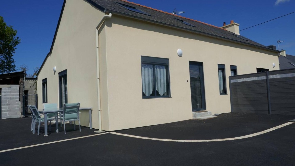 Morieux House | Holiday Home 'Gite 1 L Logis Des Grenouilles' with Private Terrace and Wi-Fi