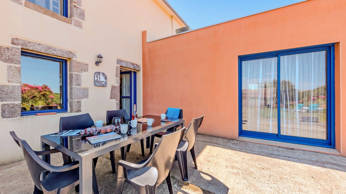 Cleder House | Holiday Home 'Gîte De Pen Ar Mor' with Private Terrace, Private Garden and Wi-Fi