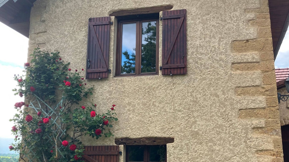 Molamboz House | Holiday Home 'Gîte Du Poisson Rouge' with Private Terrace and Shared Garden