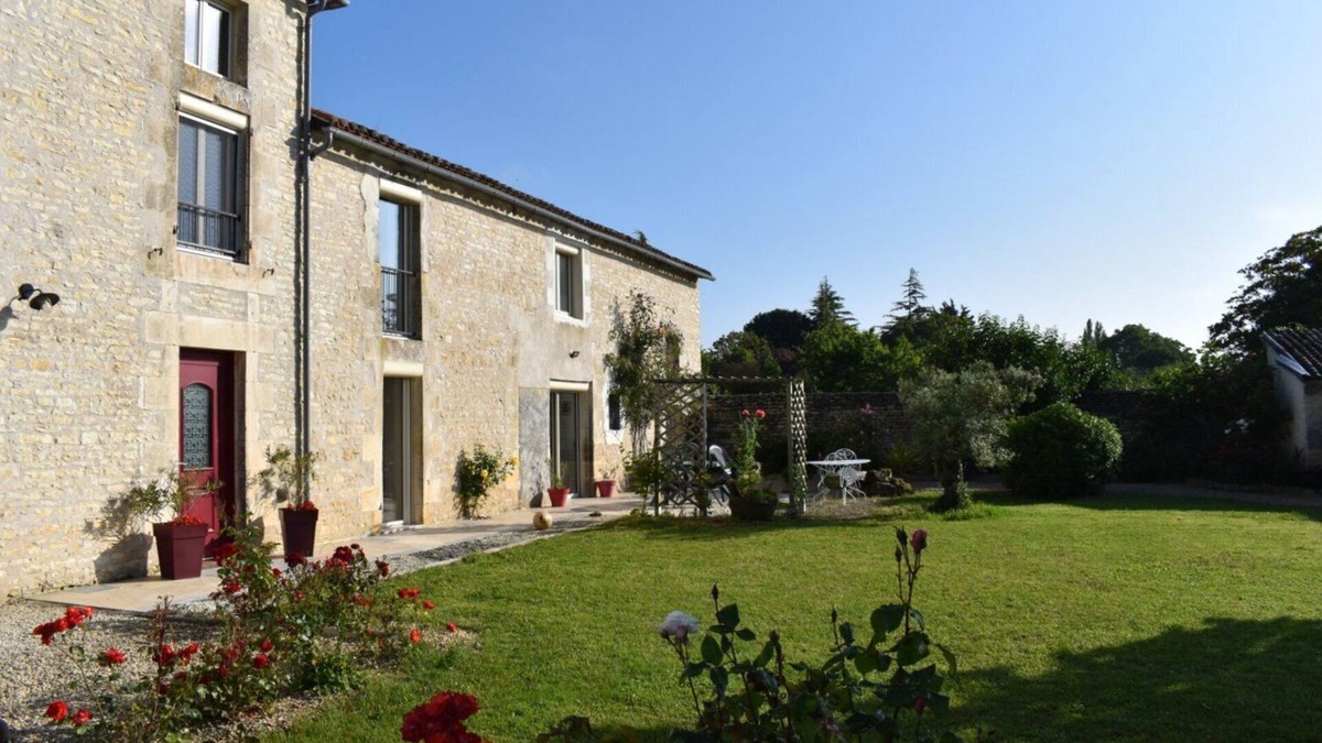 Cisse House | Holiday Home 'Gîte et Truffe' with Private Terrace and Private Garden