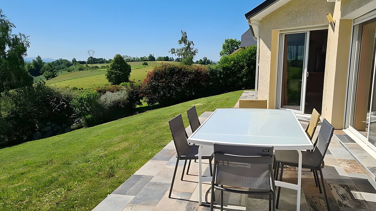 Buzy House | Holiday Home 'Gite Gousseau' with Mountain View, Private Terrace and Wi-Fi