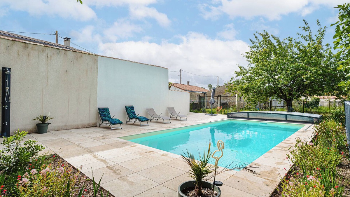 Marennes House | Holiday Home 'Gite Les Mouettes' with Shared Pool, Shared Terrace and Wi-Fi