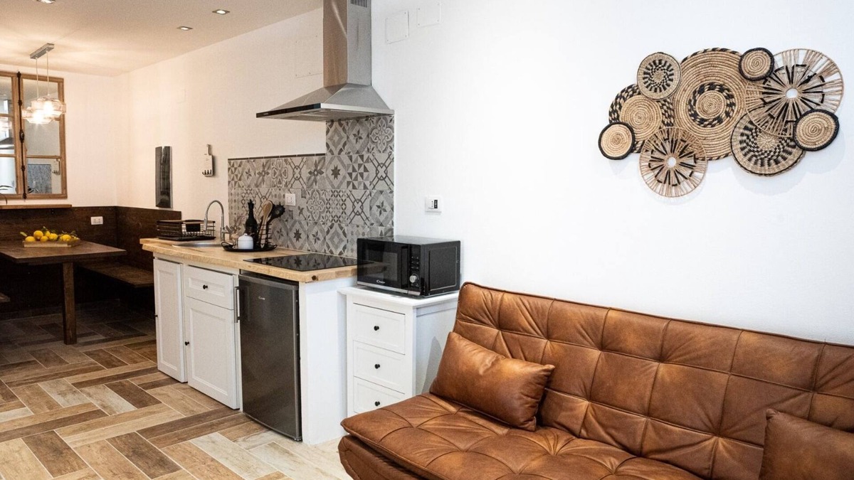 Alghero House | Holiday Home 'Giulia' with Shared Pool, Wi-Fi and Air Conditioning