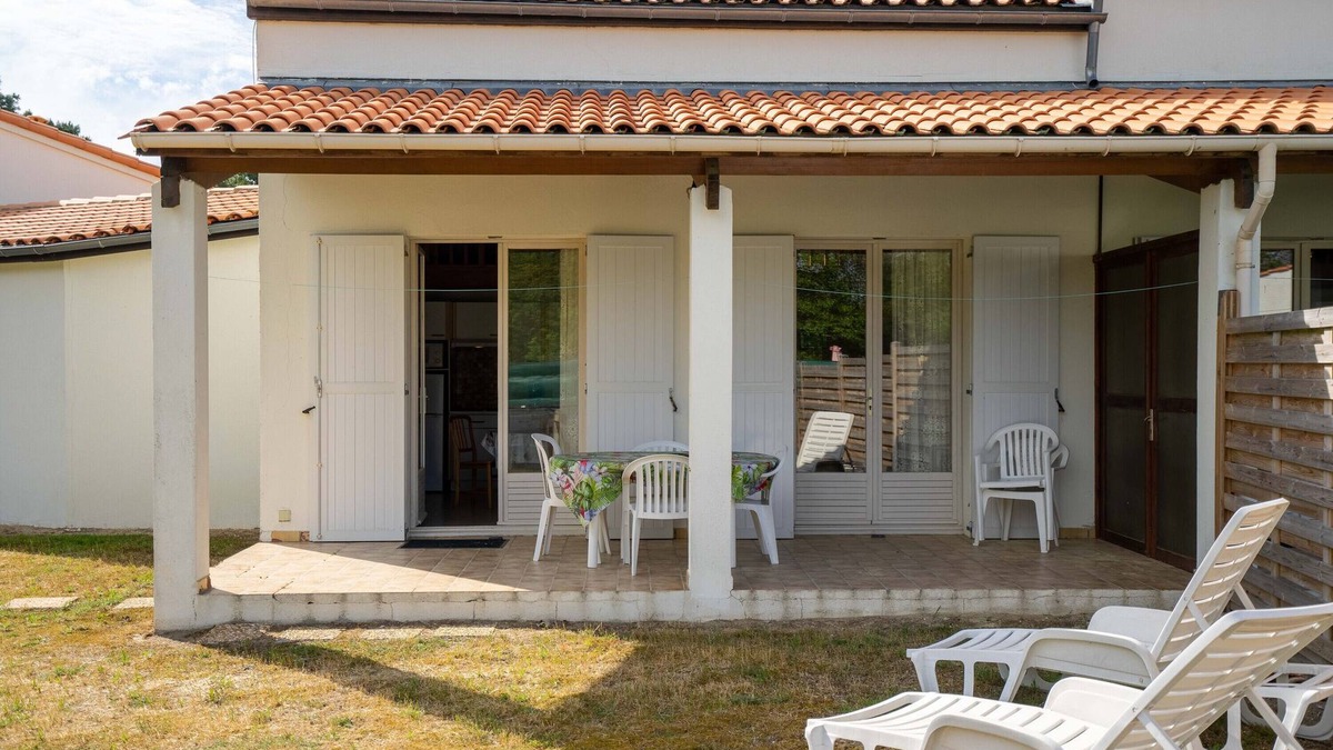 La Palmyre House | Holiday Home 'Grande Maison Les Mouettes' with Private Terrace and Garden