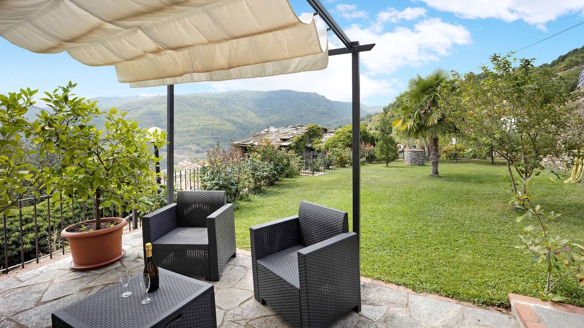 Moano Apartment | Holiday Home Green House with Mountain View, Garden & Wi-Fi
