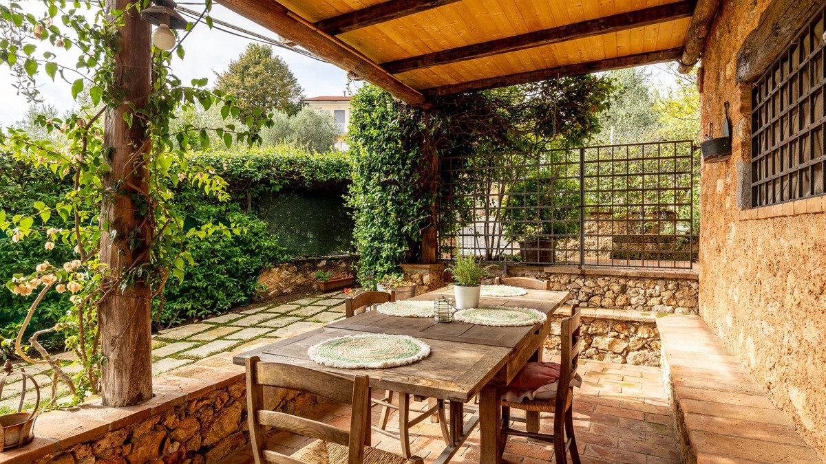 Santa Lucia House | Holiday Home 'Greg's House' with Private Pool, Garden and Wi-Fi