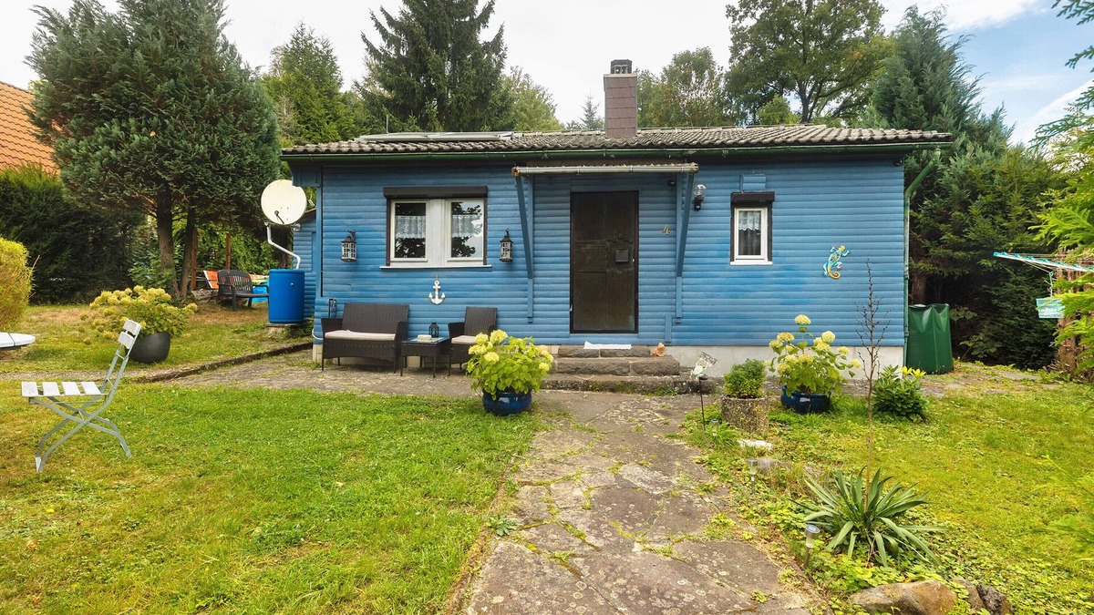 Gedern House | Holiday Home 'Haus Am See' with Private Terrace, Private Garden and Wi-Fi